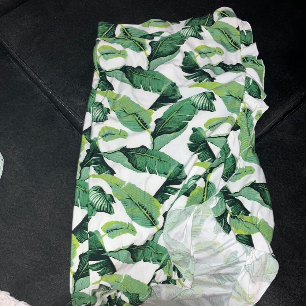 Forever 21 Super cute skirt never worn to small has super cute design & fitted!